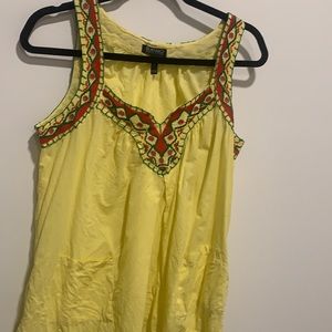 Cute bohemian top with stitching and pockets.